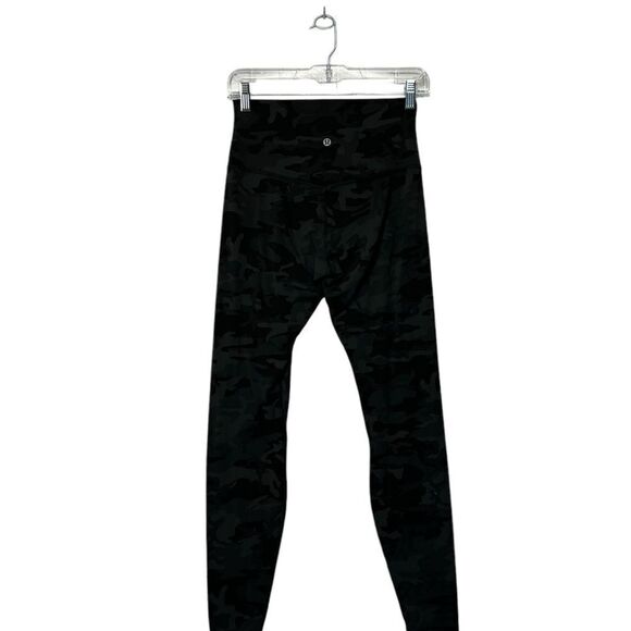 Lululemon "WUNDER UNDER CROP" Black DENIM Camo Mid Rise size 6 - Picture 11 of 15
